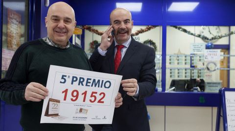 Los responsables de la Administraci�n de Loter�a N�8 de Cuenca celebran haber vendido uno de los quintos premios del sorteo de Navidad, el n�mero 19.152