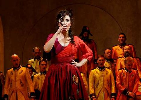 La mezzo Mar�a Jos� Montiel interpreta a la cigarrera de M�rim�e. 