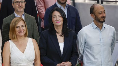 Anabel Mateos (c), secretaria adjunta de organización del PSOE, posa junto a Pilar Bernabé y al secretario de política institucional, Alfonso Rodríguez.