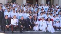 El conselleiro y la alcaldesa, con miembros del patronato de mareantes de San Miguel de Mar�n