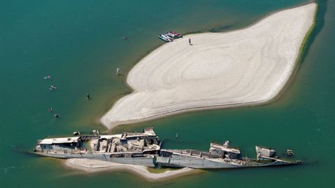 Una vista desde un dron muestra a personas nadando cerca de un buque de guerra alem�n hundido durante la Segunda Guerra Mundial, que qued� al descubierto debido al bajo nivel del r�o Danubio provocado por la sequ�a y el calor extremo, en Prahovo, Serbia.