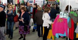 Las firmas presentes en la feria xalleiras ofrecen atractivas ofertas en sus productos.