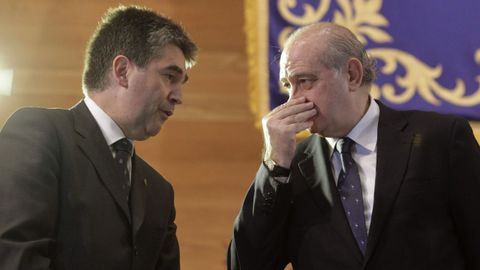 Ignacio Cosid�, entonces director general de la Polic�a, charla con Jorge Fern�ndez D�az en un acto en el Ministerio del Interior en febrero del 2014