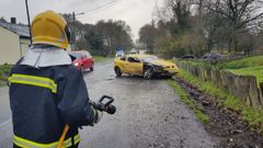 Personal del desaparecido GES de Guitiriz, interviniendo en un accidente en una carretera de ese mismo municipio