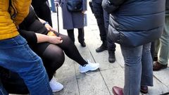 La mujer con el dedo roto en el lugar de la ca�da