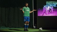 Un momento de la pieza teatral Brazaletes, con Javier Castieira en el escenario 