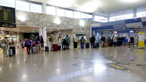 VIAJEROS ESPERAN SU TURNO ANTE UN MOSTRADOR DE FACTURACI�N DE AIR EUROPA EN ALVEDRO
