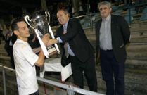 En la imagen, el capit�n del Boiro recogiendo la Copa Federaci�n. 