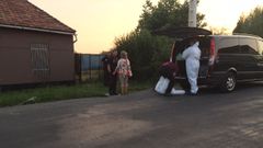 Traslado del cad�ver de un hombre que llevaba varias semanas muerto en su casa de la parroquia naronesa de Sedes