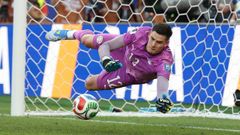 Orlando Gill se lanza a detener uno de los penaltis de la tanda ante Alemania.