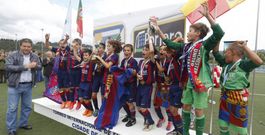 El alcalde Fern�ndez Lores entreg� el trofeo de campeones a los jugadores del Barcelona en el campo de f�tbol de A Xunqueira. 