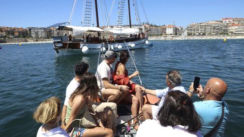 Los comensales llegan en lancha desde el puerto de Sanxenxo y Portonovo