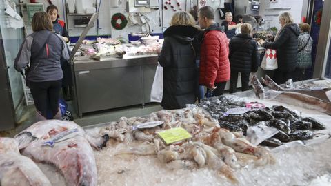 Una pescadera enel mercado de A Magdalena, en Ferrol