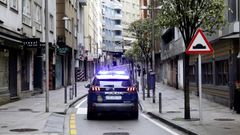 Un coche de la Polic�a Nacional pasaba este domingo por la tarde por la R�a Nova, calle en la que fue agredido el joven de 17 a�os a la salida de una discoteca.