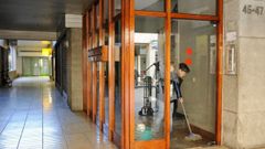 Portal del edificio donde fue hallada muerta una mujer de 53 a�os, en la localidad gerundense de Ba�olas