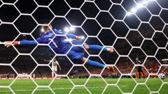 El marroqu� Ismael Saibari supera a Bart Verbruggen en el penalti decisivo de la tanda en el Mundial.