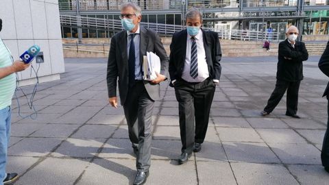 Francisco �lvarez-Cascos, este mi�rcoles, a su llegdaa al juzgado de Oviedo junto a su abogado