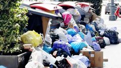 Bolsas de basura acumuladas junto a unos contenedores en Garc�a Barb�n