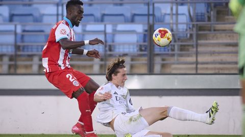 Lago J&uacute;nior presiona a un jugador madridista en el partido de la primera vuelta en Valdebebas.