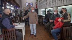 En el restaurante Don Paquito apuraban ayer las �ltimas consumiciones antes de que se hiciera efectiva la prohibici�n de servir en el interior del  local