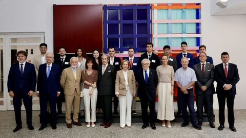 Los becarios del programa de posgrado de la Fundaci�n Barri�, en la foto de familia posterior al acto en el que recibieron sus credenciales, este viernes en A Coru�a.