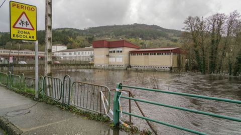 Las aguas del Veronza y el Avia han inundado algunas zonas de la capital de O Ribeiro