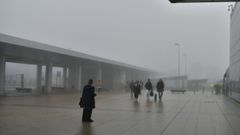 Imagen de archivo de pasajeros en Alvedro en un d�a de niebla