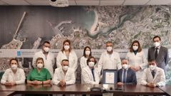 Responsables del �rea Sanitaria de A Coru�a y Cee, miembros del servicio de Anatom�a Patol�gica del Chuac y responsables de Aenor en la entrega de la certificaci�n de calidad