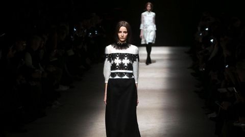 Una modelo con los diseños de Alberta Ferretti.
