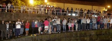 Desde las diez de la noche hasta la una de la madrugada, los vecinos de Carril que se desplazaron a la isla lucharon con cubos y capachos contra las llamas que amenazaban su para�so; todos ellos fueron aplaudidos por los que les esperaban en el muelle. 