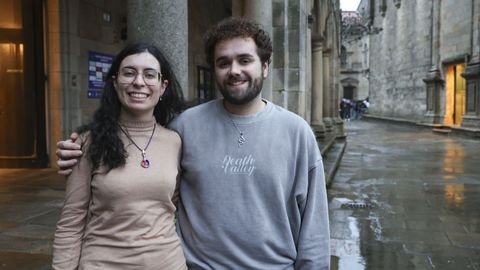 Sandra Ferreiro y Adri�n Noia, en la compostelana Praza da Quintana, ciudad donde ambos estudiaron. Aunque coincidieron en el tiempo y espacio en la Facultade de Filolox�a, lo que les uni� fue el hecho de ser escritores j�venes en gallego. Aunque son dos devotos del papel, las redes est�n tambi�n muy presentes en sus vidas, y en ellas incluso comparten las cr�ticas que reciben (incluso las malas)