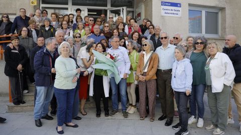 Rosa Rodríguez, médica durante los últimos 35 años del centro de salud de Adormideras, recibió como regalo sorpresa por su jubilación el cariño de sus pacientes, que le dieron un ramo de flores
