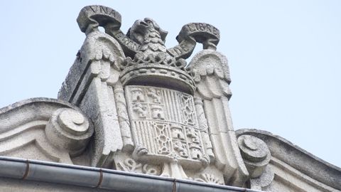 El escudo que corona el edificio de María Balteira