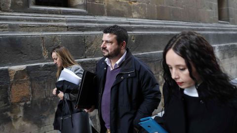 El alcalde de Bimenes, Aitor Garc�a, saliendo del Tribunal Superior de Justicia de Asturias