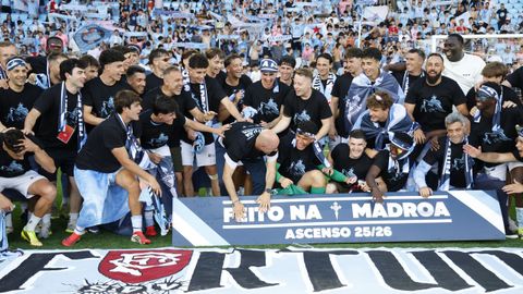 Fubolistas y cuerpo t�cnico del Celta Fortuna, celebrando el ascenso a Segunda.