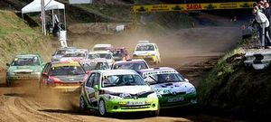 Gabriel Serrano (n�mero 11) y Sergio Cancela (27) iniciaron su lucha desde el momento de la salida en m�s de 1.600 cc.