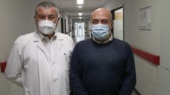 Rafael Lpez (iz.), jefe de oncologa del rea sanitaria de Santiago, y Luis Miguel de la Fuente, presidente de la asociacin de pacientes y familiares EuropaColon Espaa