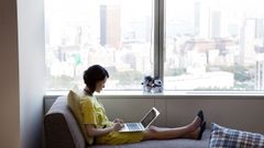 Una mujer japonesa trabaja desde su casa, en una imagen de archivo