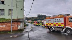 El GES de Ortigueira, Protecci�n Civil de Cedeira y Bomberos de Ferrol trabajan en la extinci�n del fuego.
