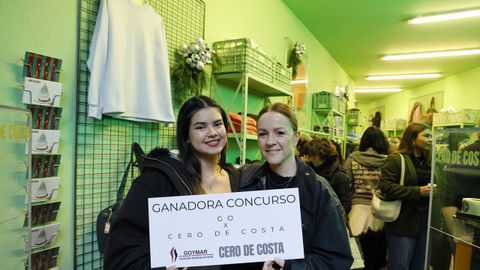 Carol Caicedo, alumna de Goymar, con su profesora Ana Becerril en Cero de Costa, donde se present� la sudadera con la que la joven gan� el concurso para j�venes talentos.