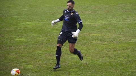 El portero del Pontevedra, Marqueta, consigui el gol del empate que salv la honra granate en Pasarn