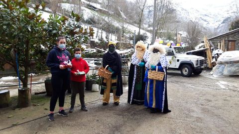 Los Reyes Magos, en una de las localidades que visitaron en el municipio de Folgoso do Courel