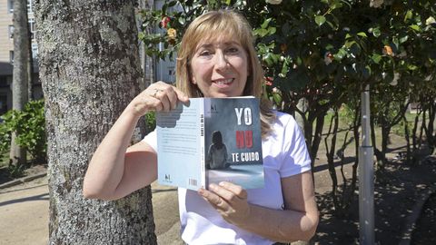 La trabajadora social María José Lozano Lorenzo, en la plaza de Galicia de Pontevedra, con su libro «Yo no te cuido»