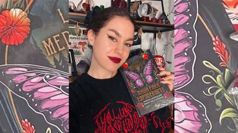 Laura Medina posa junto con su libro �Magia para empoderarte�