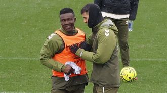 Los jugadores del Celta Joseph Aidoo y Carlos Dom&iacute;nguez, en un entrenamiento.