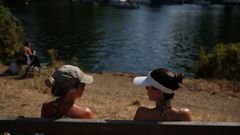 Dos mujeres mantienen una conversaci�n en el r�o T�mesis. 