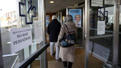 Un cartel en la puerta de entrada informa de la precaria atencin sanitaria que reciben los nios del centro de salud de Viveiro en este momento