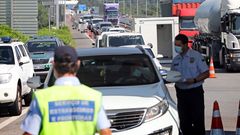 Control fronterizo en el puente internacional que une Tui y Valen�a do Minho