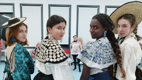 Integrantes das Brigadas durante o Culturgal, desfilando con pezas de Mar Barral.
