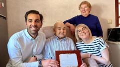 El alcalde de Oroso entreg� una placa conmemorativa a Francisco de Sopazo, que lo recibi� junto a su hija Marisa y su nieta Mar�a